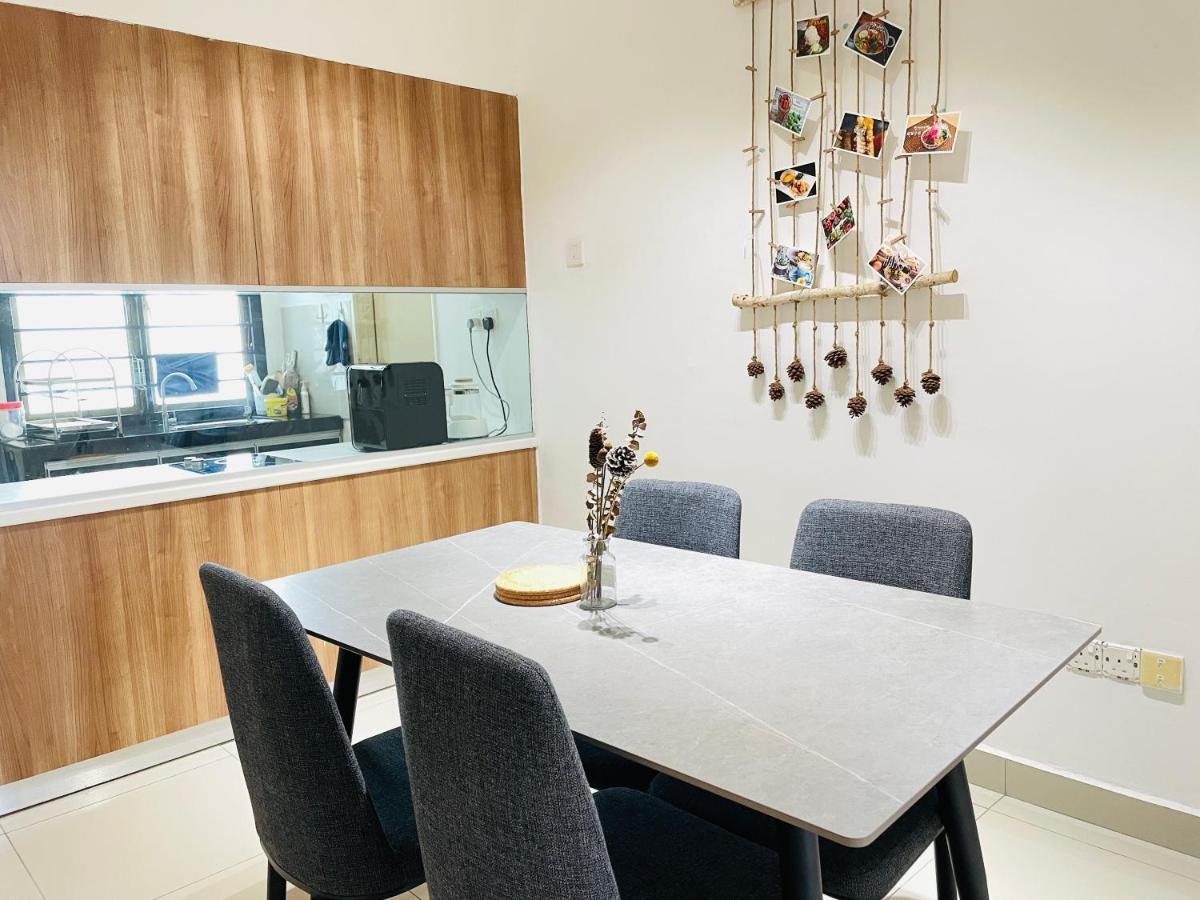 Palazio Mount Austin 2Br Studio Pool View With Tv Box-3 Plus 1 Pax C2-07 Johor Bahru Buitenkant foto
