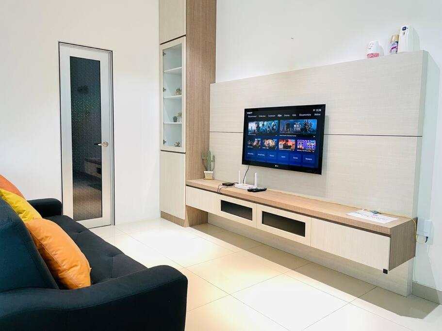 Palazio Mount Austin 2Br Studio Pool View With Tv Box-3 Plus 1 Pax C2-07 Johor Bahru Buitenkant foto